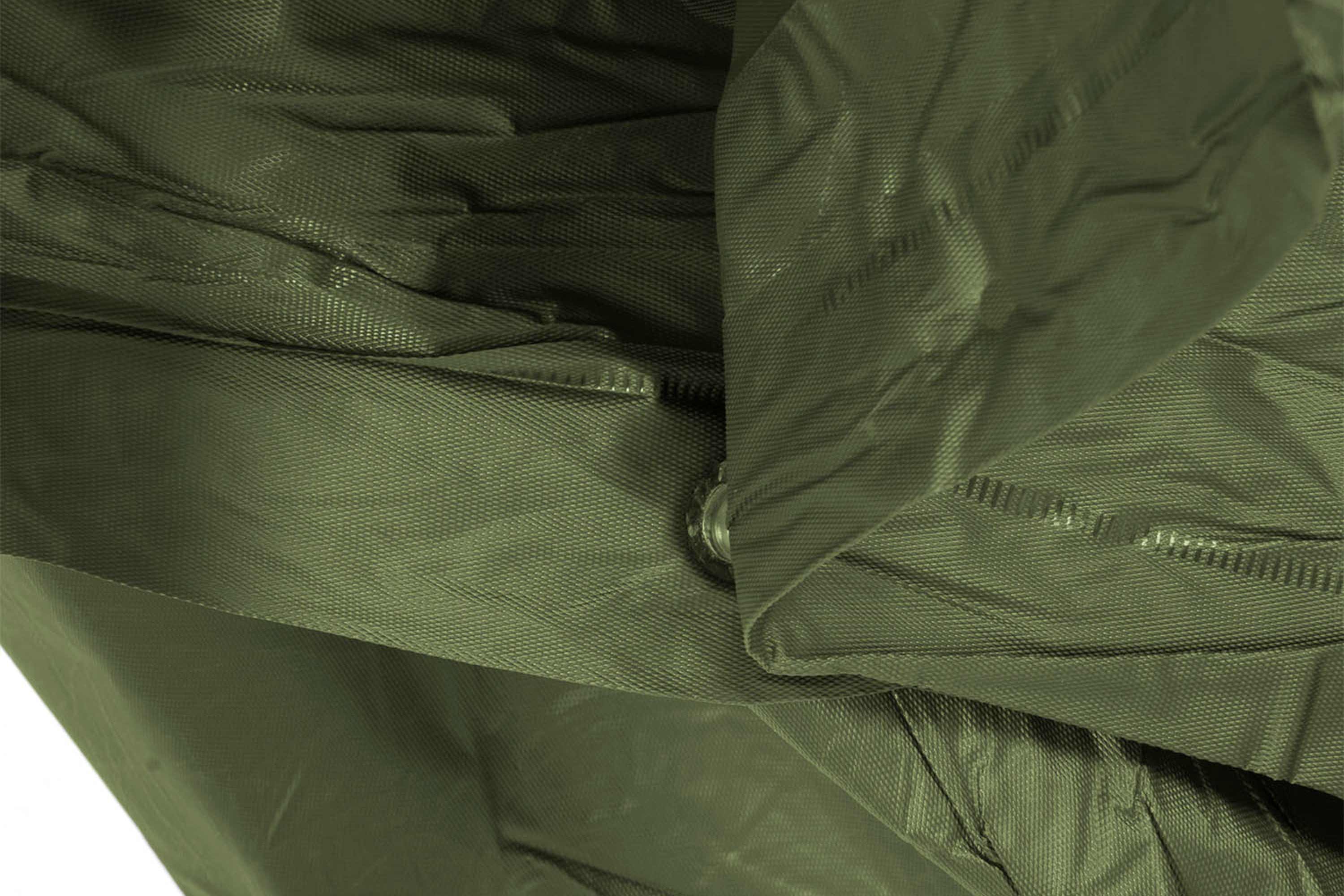 Nahaufnahme eines strapazierfähigen olivgrünen Synthetikgewebes mit einer verstärkten Metallöse, ideal für taktische Outdoor-Ausrüstung.