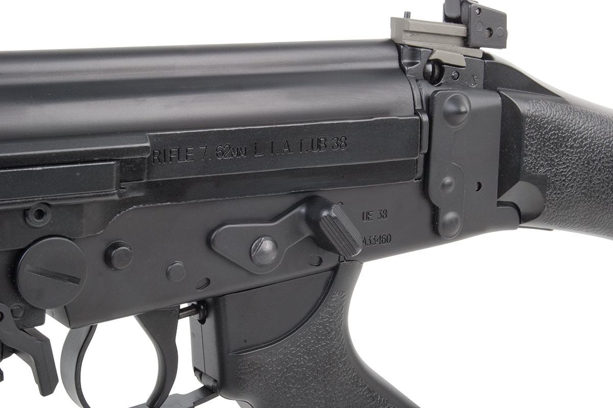 Nahaufnahme des schwarzen Gehäuses eines 7,62-mm-L1A1-Gewehrs mit Wahlschalter, Abzugsbügel und Seriennummer.