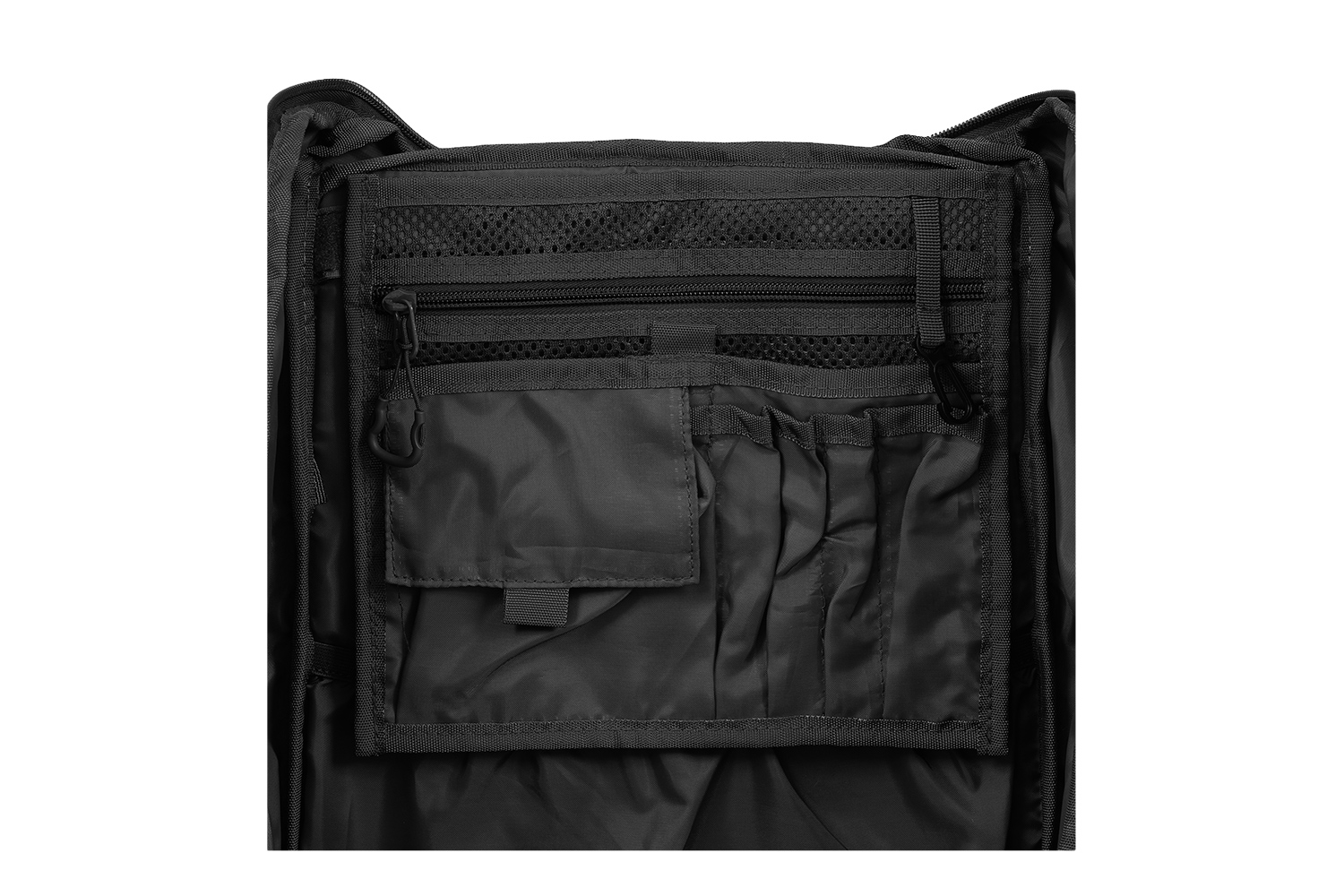 Innenansicht eines schwarzen taktischen Rucksacks mit einer Netztasche mit Reißverschluss, einer Klappentasche und mehreren Fächern für Ausrüstung.