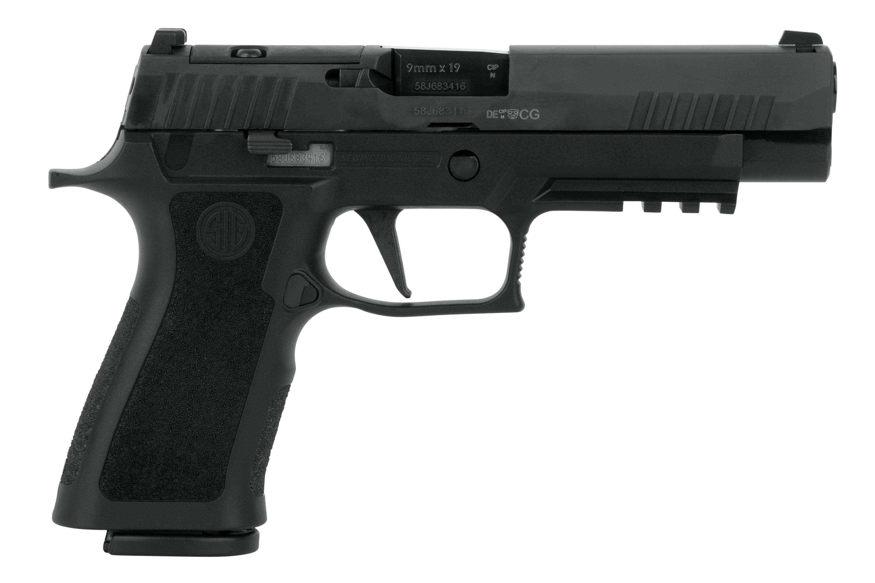 Schwarze halbautomatische Sig Sauer P320-Pistole mit 9-mm-Kaliber, strukturiertem Griff und integrierter Zubehörschiene auf Weiß.