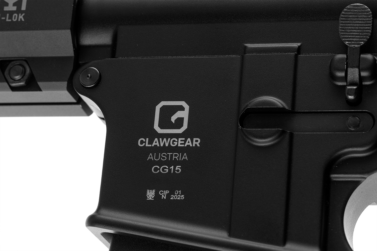 Nahaufnahme des Clawgear CG15 Luftgewehrempfängers mit schwarzem Finish und eingraviertem Logo aus Österreich.