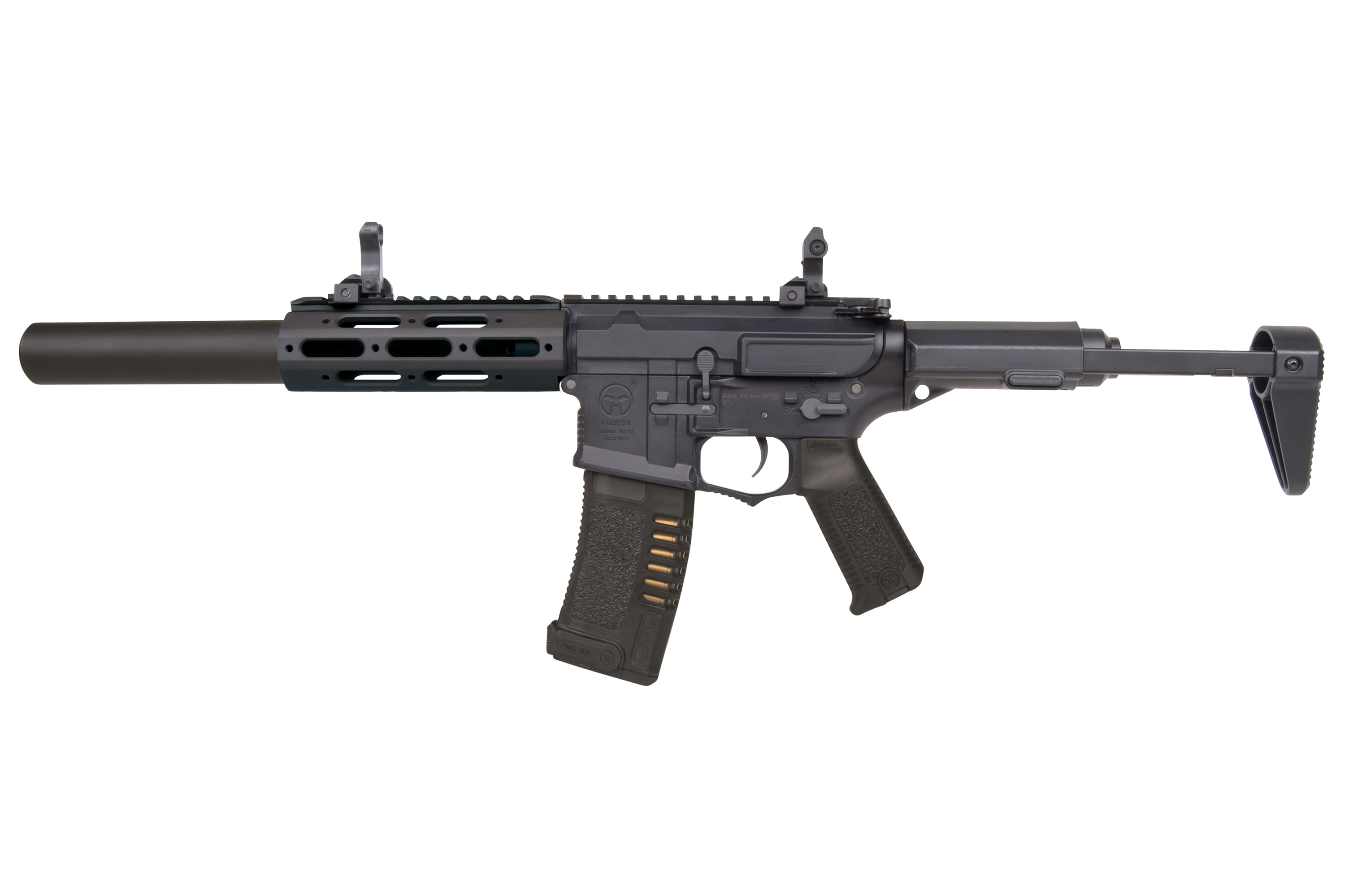Schwarzes Airsoft-Gewehr mit Schalldämpfer, M-LOK-Handschutz, Klappvisier und taktischem Schaft auf weißem Hintergrund.