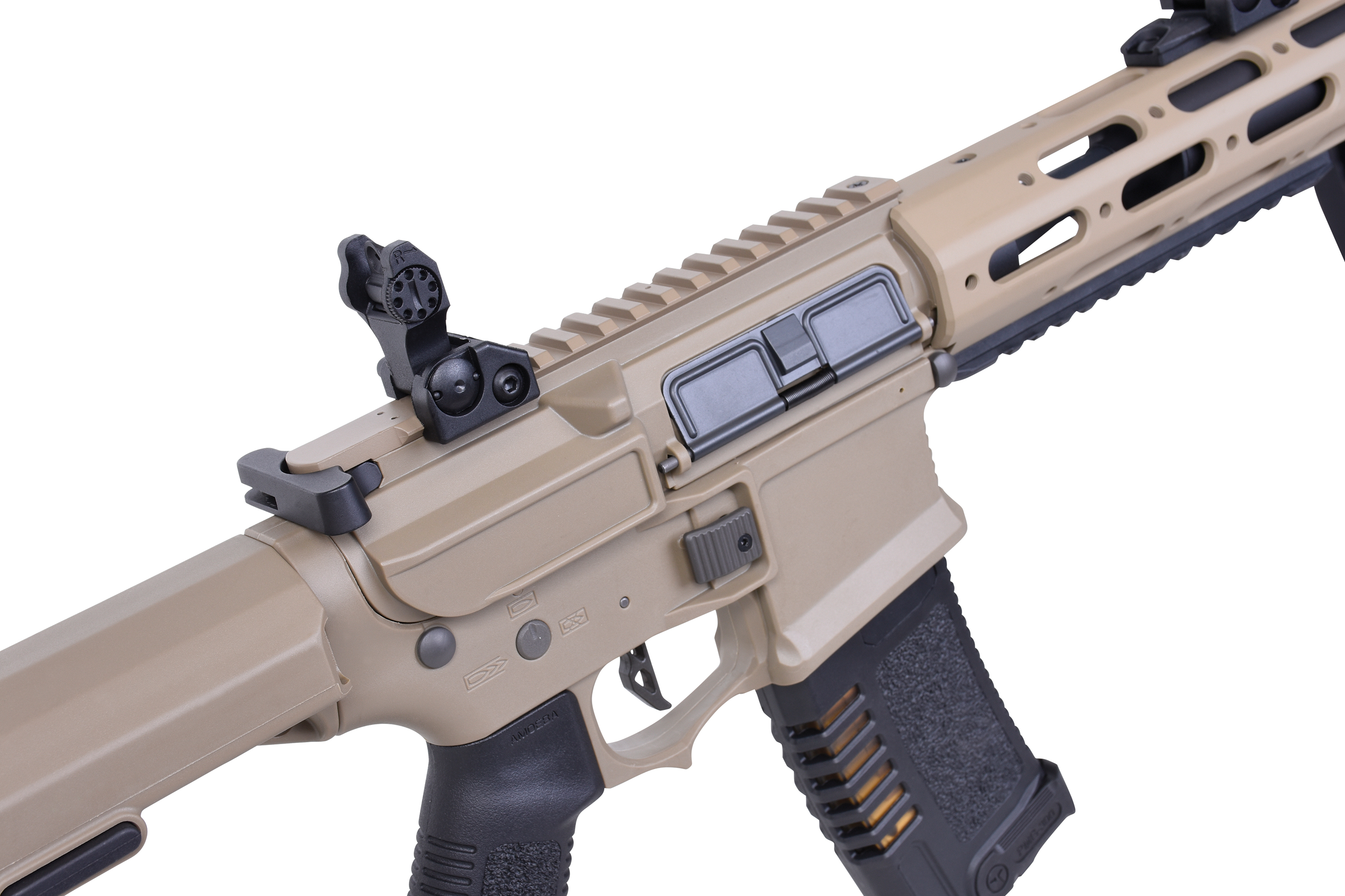 Hellbrauner Airsoft-Gewehrempfänger mit schwarzem Griff, Magazin und aufklappbarem Visier aus Eisen auf weißem Studiohintergrund.
