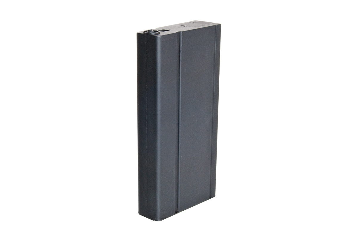 Ein schwarzes, rechteckiges Metallmagazin für ein Luftgewehr, dargestellt aus der Seitenansicht vor einem schlichten weißen Hintergrund.