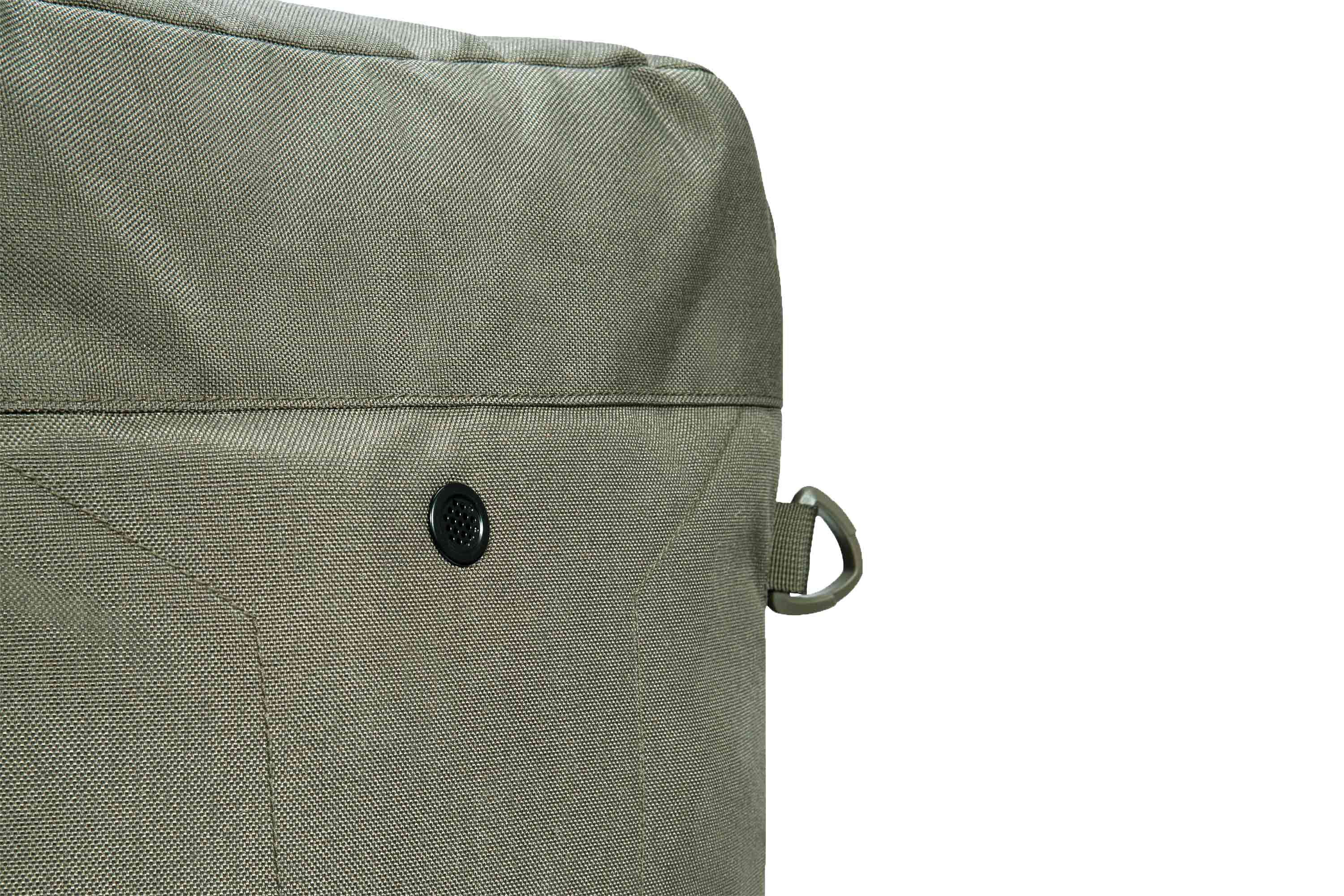 Nahaufnahme einer olivgrünen taktischen Gewehrtasche aus strapazierfähigem Stoff mit schwarzer Belüftungsöse und D-Ring.
