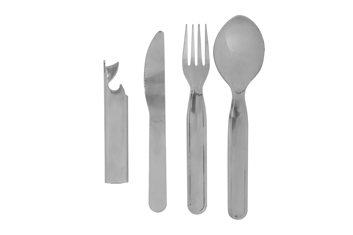 Ein Campingbesteckset aus Edelstahl mit Flaschenöffner, Messer, Gabel und Löffel auf einem schlichten weißen Hintergrund.
