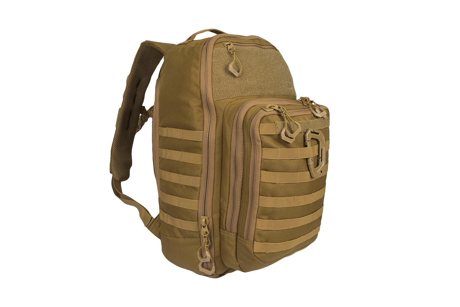 Hellbrauner taktischer Rucksack mit MOLLE-Gurtband, mehreren Reißverschlussfächern und einem Karabiner auf weißem Hintergrund.