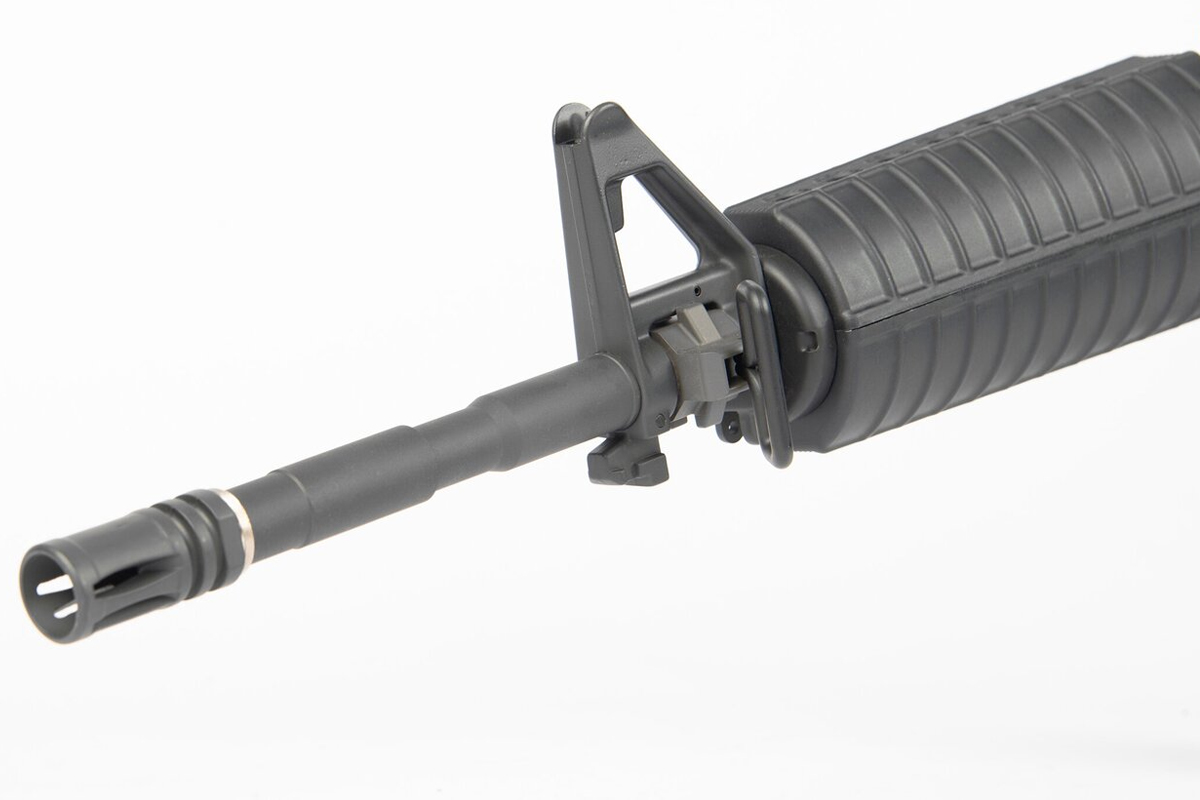 Schwarzer Gewehrlauf im AR-15-Stil mit Visierpfosten, Mündungsfeuerdämpfer und Polymerhandschutz auf weißem Hintergrund.