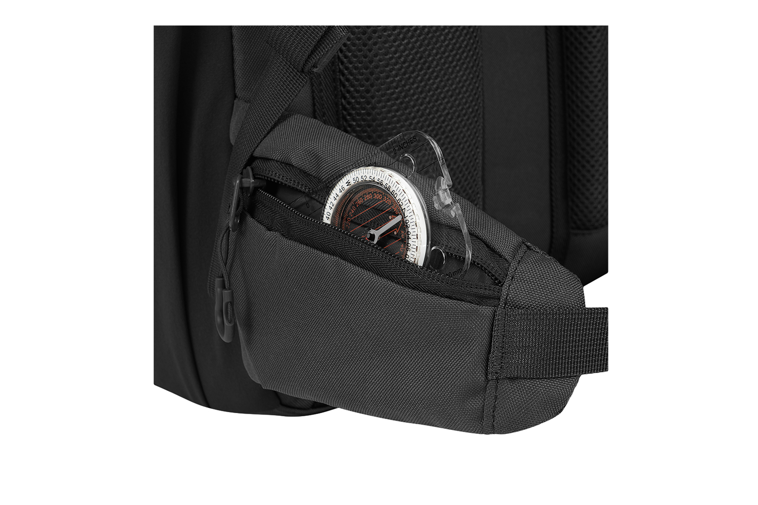 Nahaufnahme einer Hüftgurttasche eines schwarzen taktischen Rucksacks mit einem runden Navigationskompass für Outdoor-Aktivitäten.