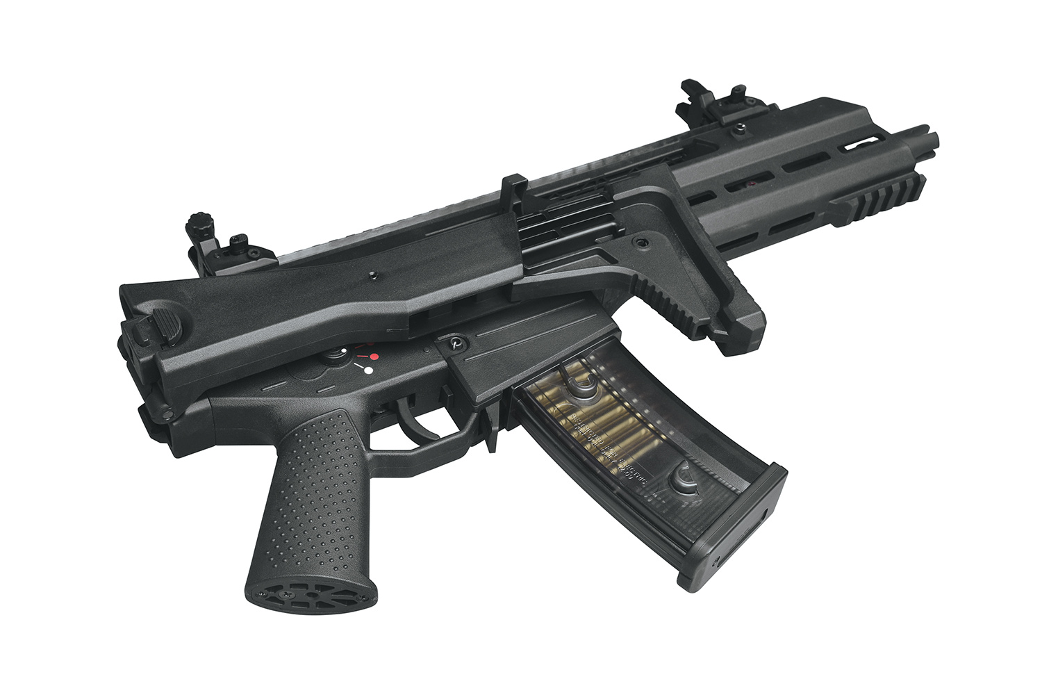 Schwarze Heckler und Koch MP7 Airsoft-Maschinenpistole mit Klappschaft und transparentem Magazin auf weißem Hintergrund.