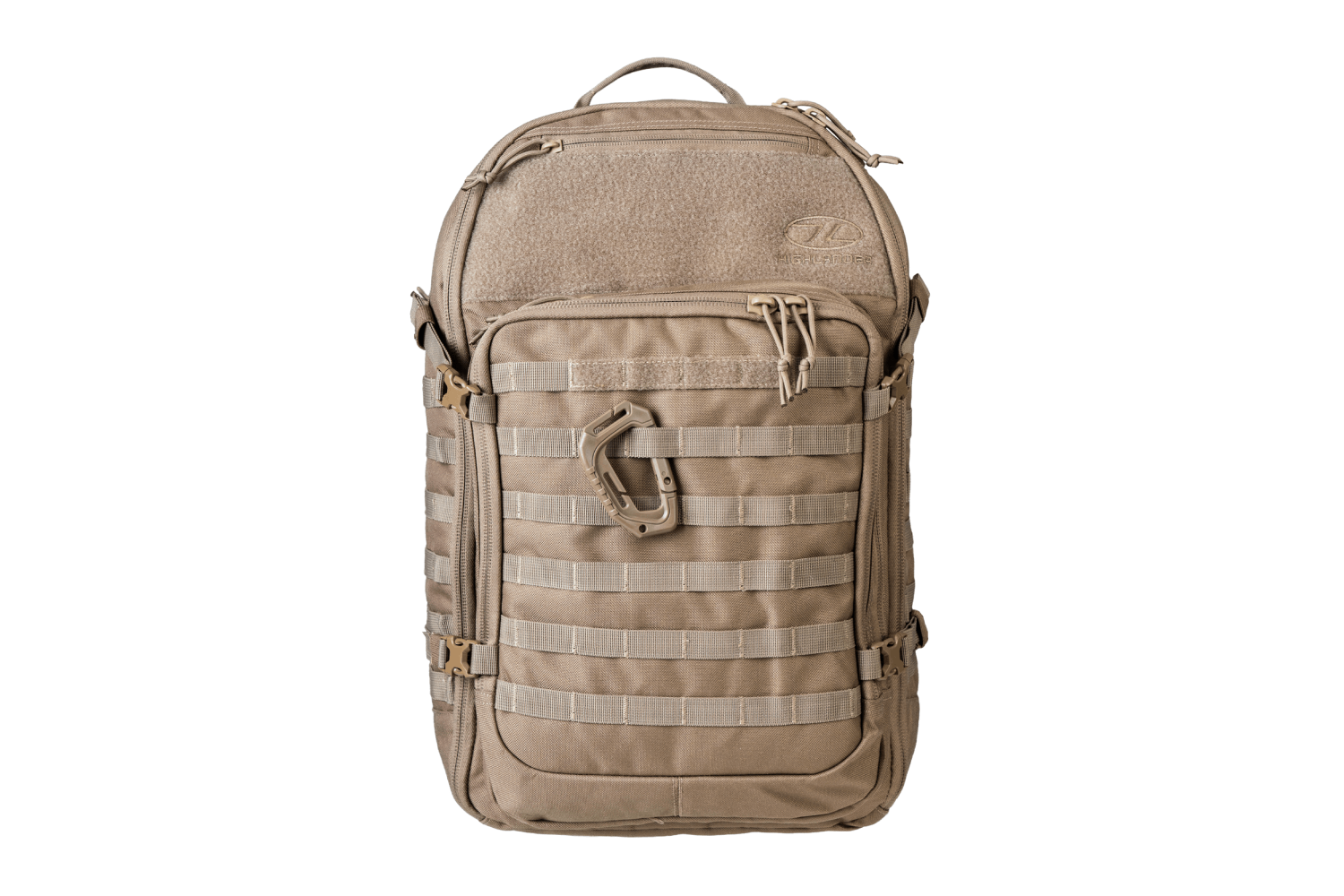 Hellbrauner taktischer Highlander-Rucksack mit MOLLE-Gurtband, vorderer Aufbewahrungstasche und Karabiner auf weißem Hintergrund.