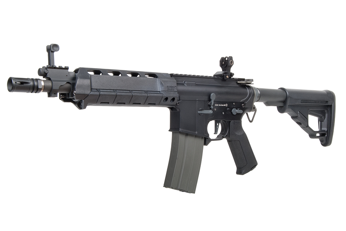 Schwarzes Ares Amoeba AM-003 Airsoft-Gewehr mit verstellbarem Schaft, taktischem Handschutz und eisernem Visier auf weißem Hintergrund.