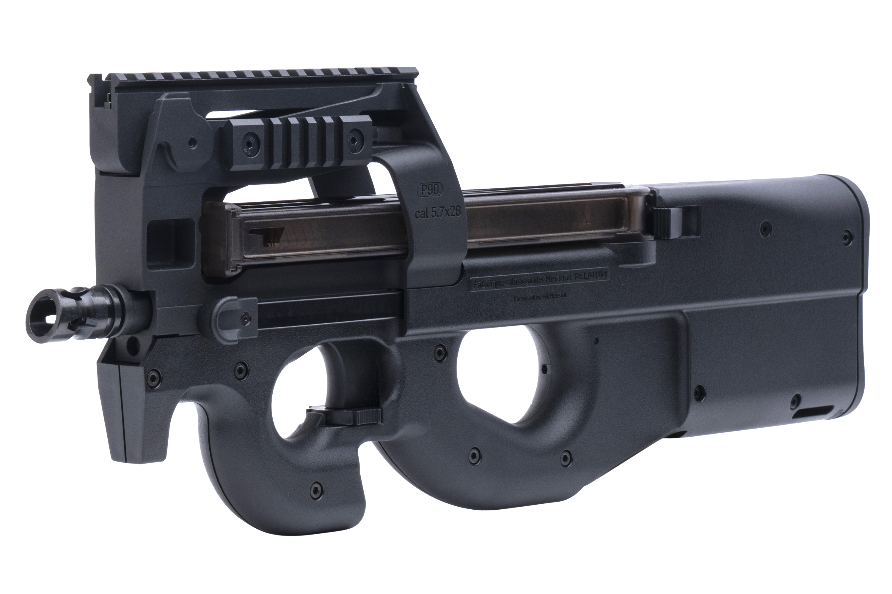 Schwarze Airsoft-Maschinenpistole FN P90 mit oberer Schiene und durchscheinendem Magazin, isoliert auf einem sauberen weißen Hintergrund.
