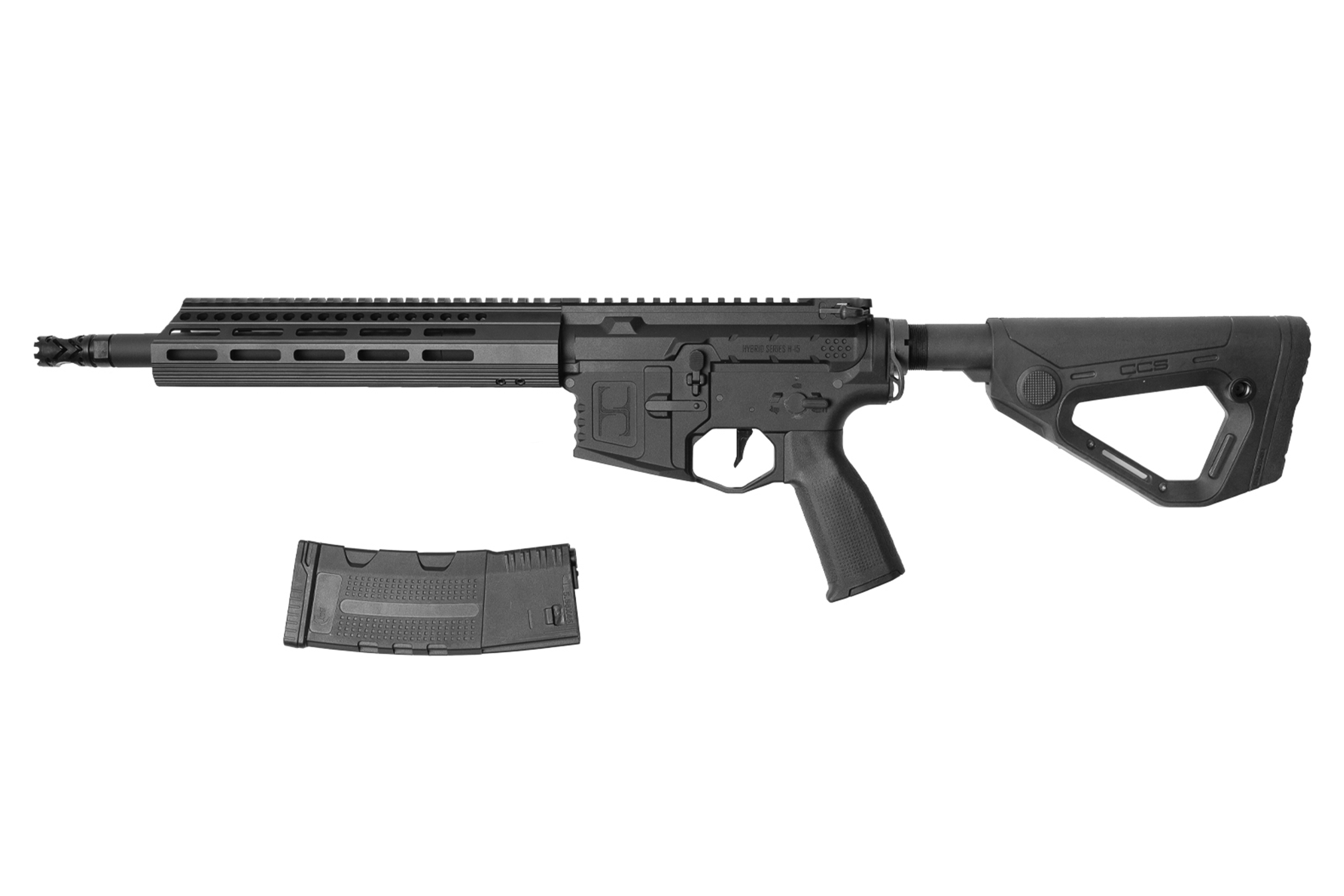 Schwarzes Luftgewehr mit modularem Handschutz, verstellbarem CCS-Schaft und abnehmbarem Magazin auf einem sauberen weißen Hintergrund.