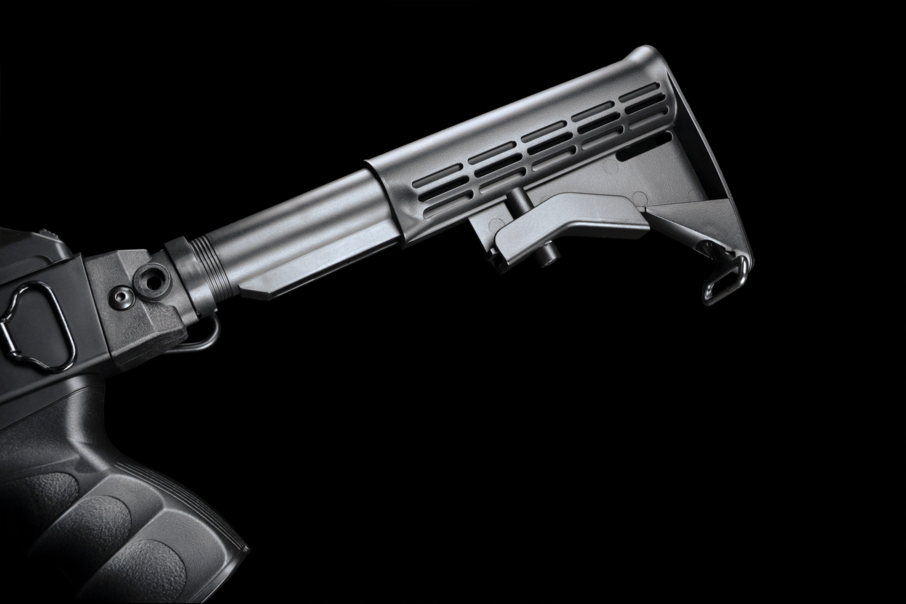 Schwarzer, verstellbarer Schaft für taktische Gewehre aus strapazierfähigem Polymer, konzipiert für die Individualisierung von Luftgewehren und Schusswaffen.