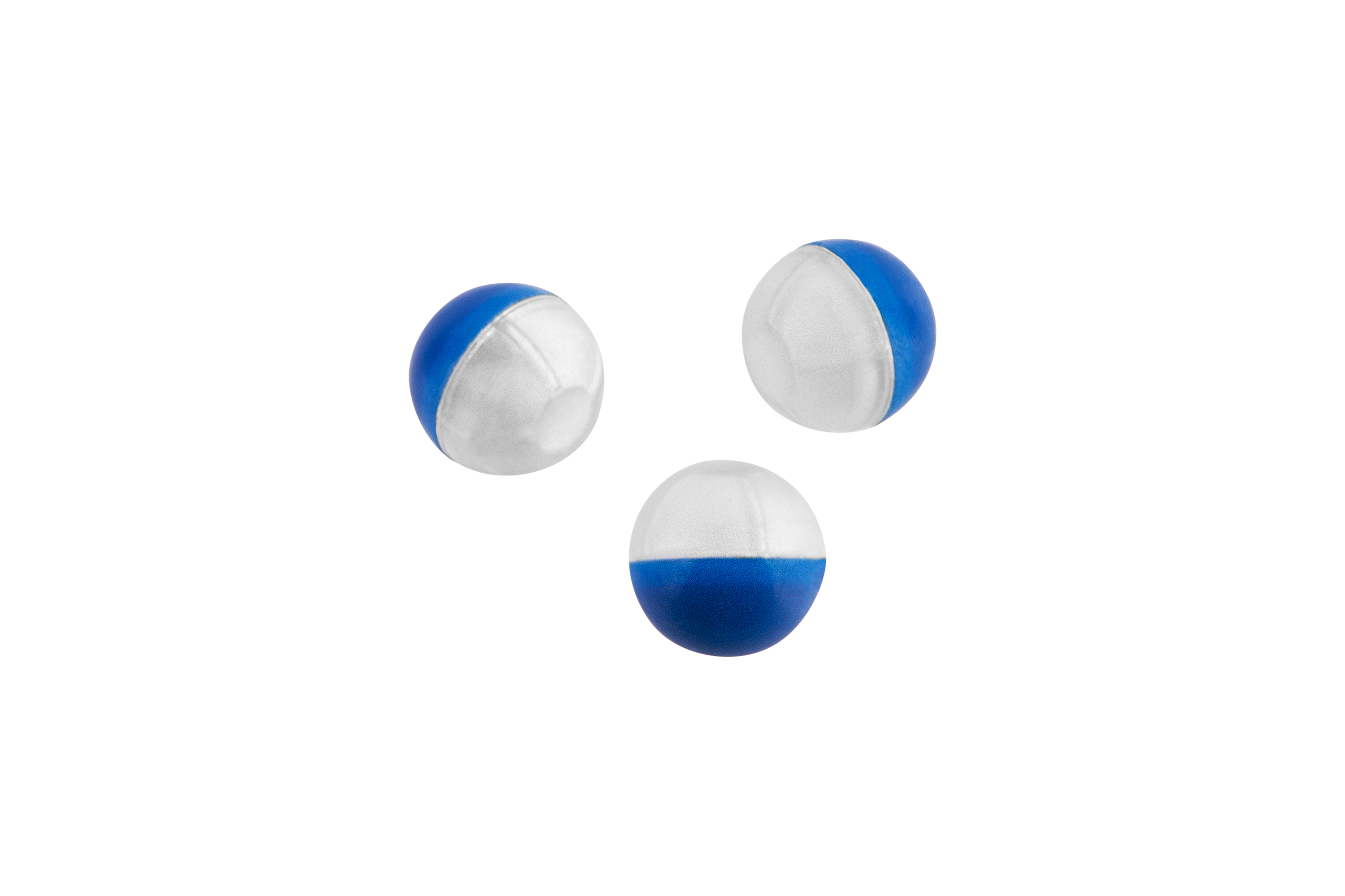 Drei kugelförmige Gummibälle für das Training, jeweils mit einem zweifarbigen Design mit einer silbernen Hälfte und einer leuchtend blauen Hälfte.