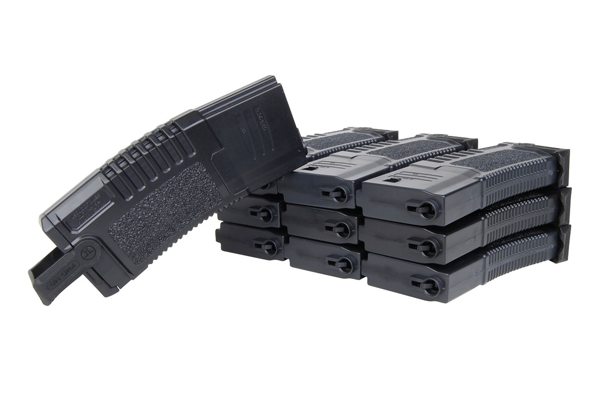 Ein Stapel PMG-140-Magazine aus schwarzem Polymer für Airsoft-Gewehre mit strukturierten Griffflächen auf weißem Hintergrund.