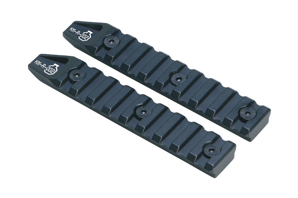 Zwei schwarze Picatinny-Schienen aus Metall mit der Aufschrift KM-R-002, konzipiert für die Montage von Optiken oder Zubehör an Luftgewehr-Handschützern.
