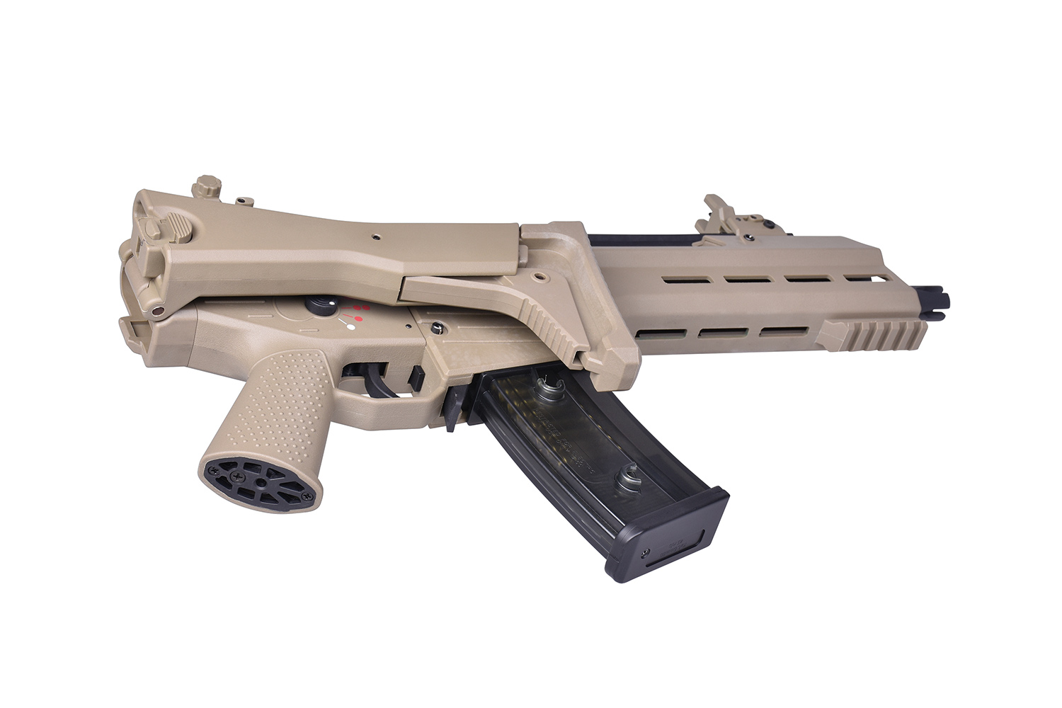 Hellbraunes H&K G36 C Airsoft-Gewehr mit gefaltetem Schaft, schwarzem Magazin und taktischem Schienensystem auf weißem Hintergrund.