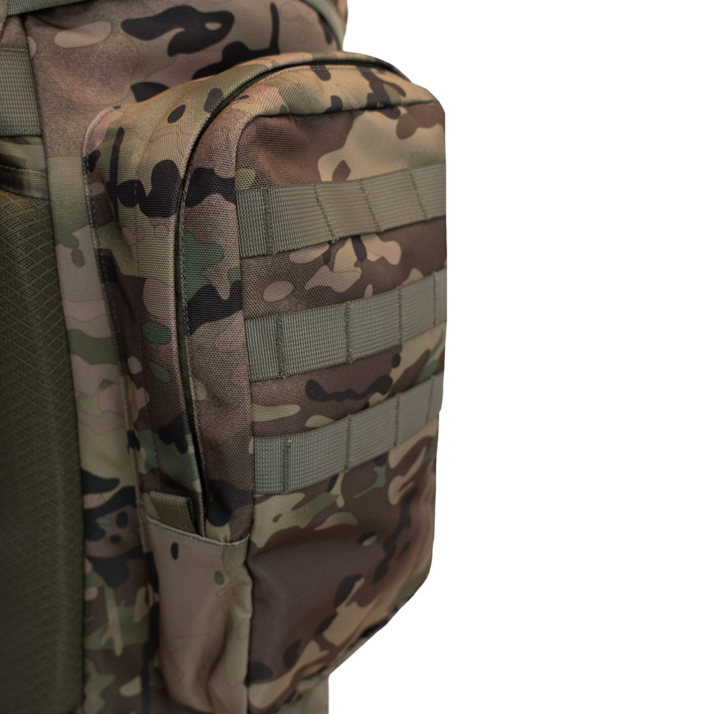 Taktische Rucksack-Seitentasche im Multicam-Tarnmuster mit olivgrünen MOLLE-Gurtbändern zur Befestigung der Ausrüstung.