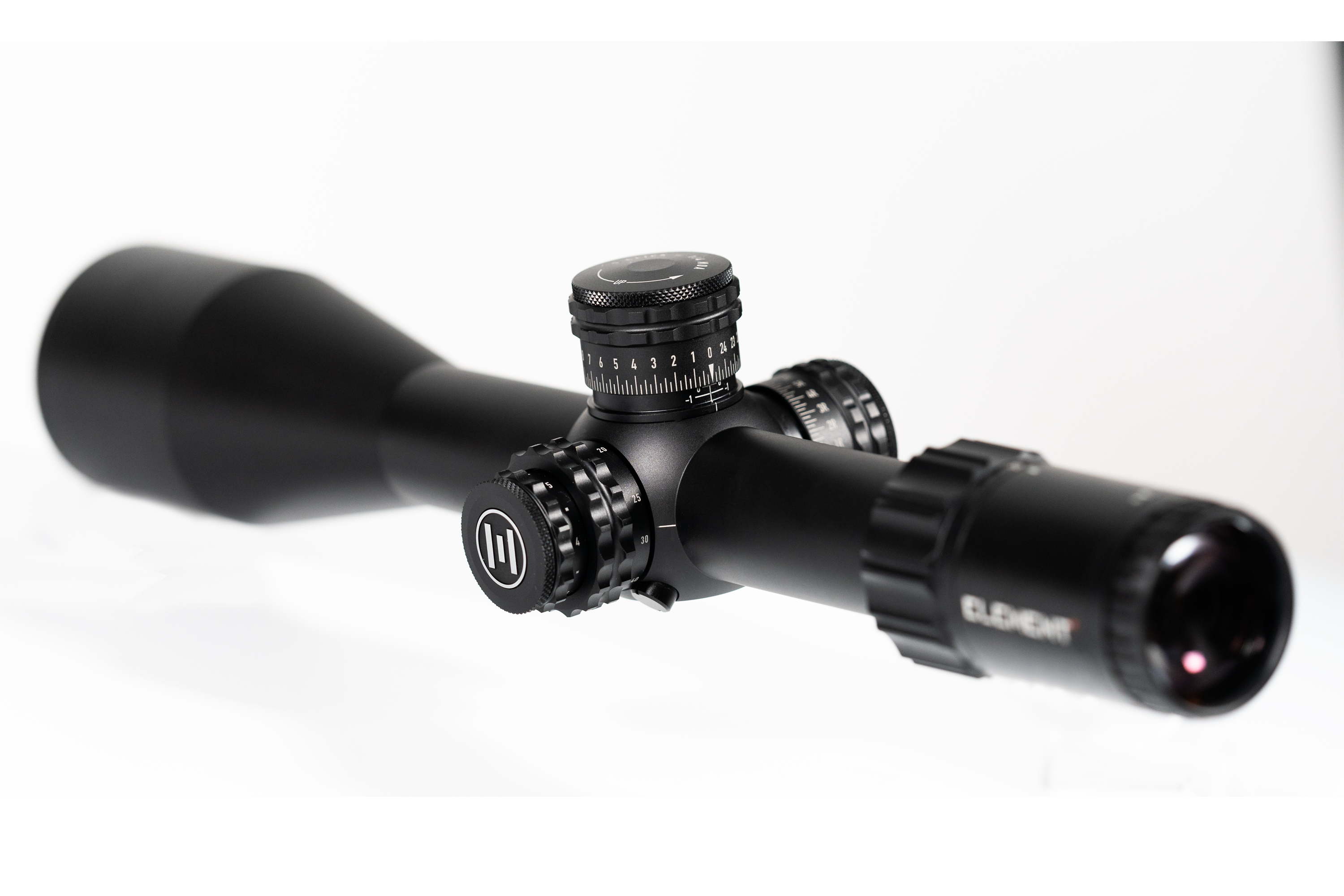 Hochwertiges schwarzes Zielfernrohr mit verstellbaren Türmen und klarer Optik für präzises Zielen.