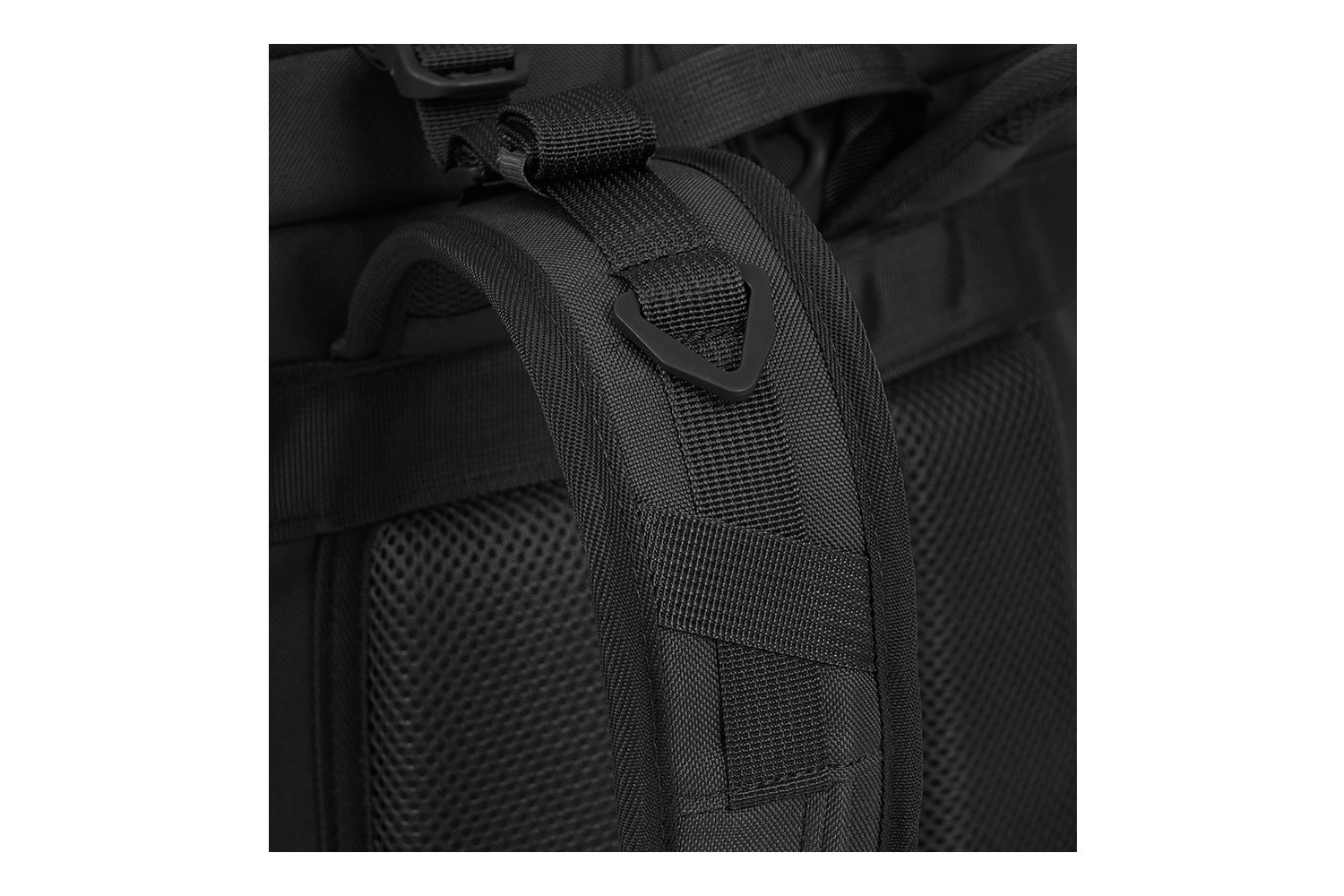 Nahaufnahme eines schwarzen Schultergurts für einen taktischen Rucksack mit strapazierfähigem Nylongewebe, einem D-Ring und gepolsterter Netzrückseite.