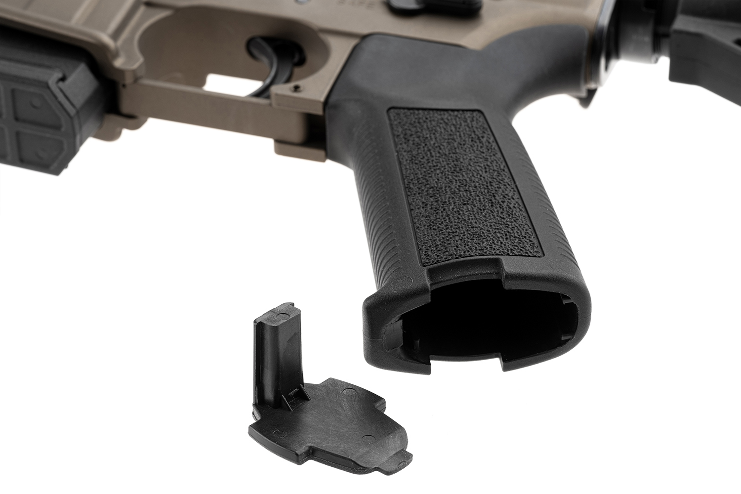 Nahaufnahme eines schwarzen Pistolengriffs mit strukturierter Oberfläche und abnehmbarer Grundplatte für Luftgewehre.