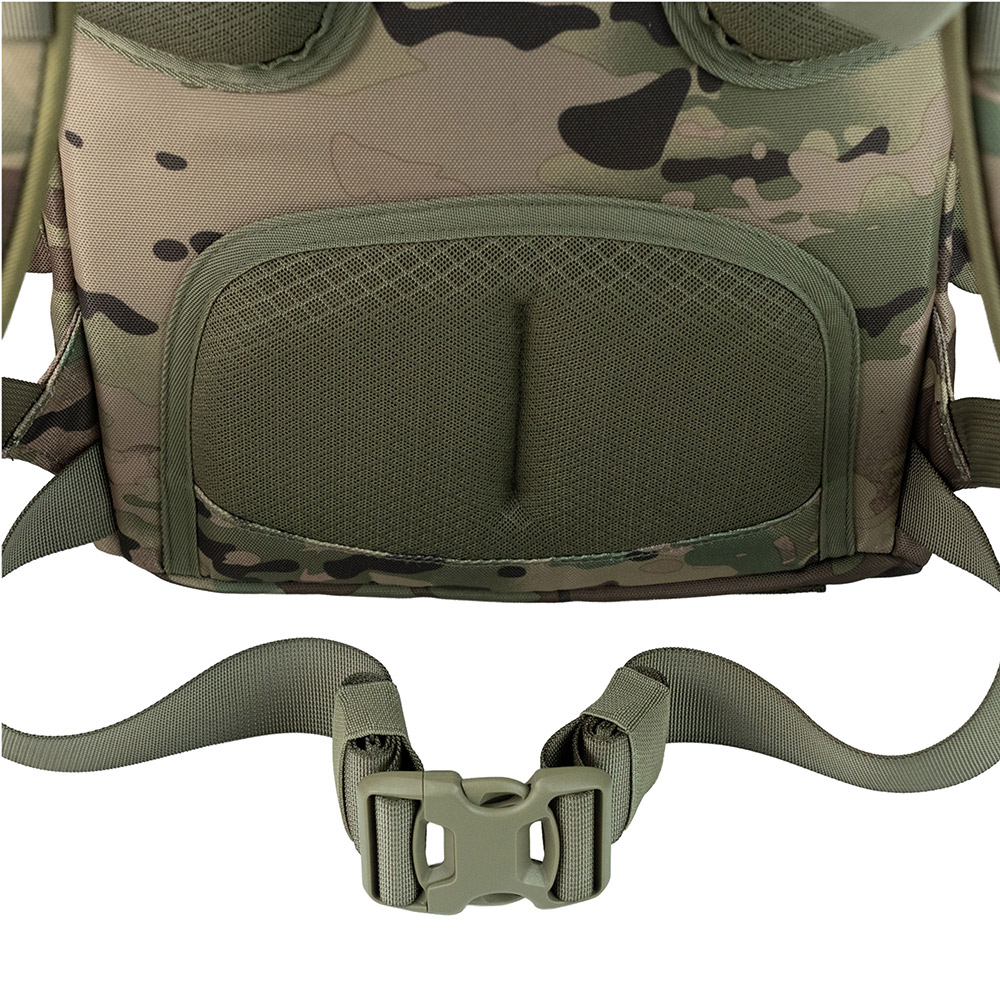 Rückansicht eines taktischen Rucksacks mit Multicam-Muster, gepolsterter Netzrückseite und olivfarbenem Hüftgurt.