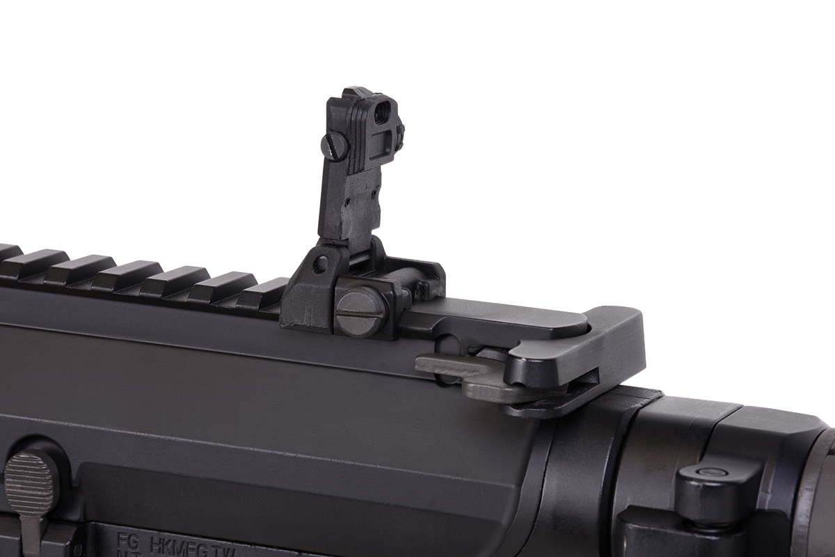 Schwarzes, hochklappbares Eisenvisier, montiert auf einer taktischen Luftgewehr-Picatinny-Schiene, mit robuster Metallkonstruktion.