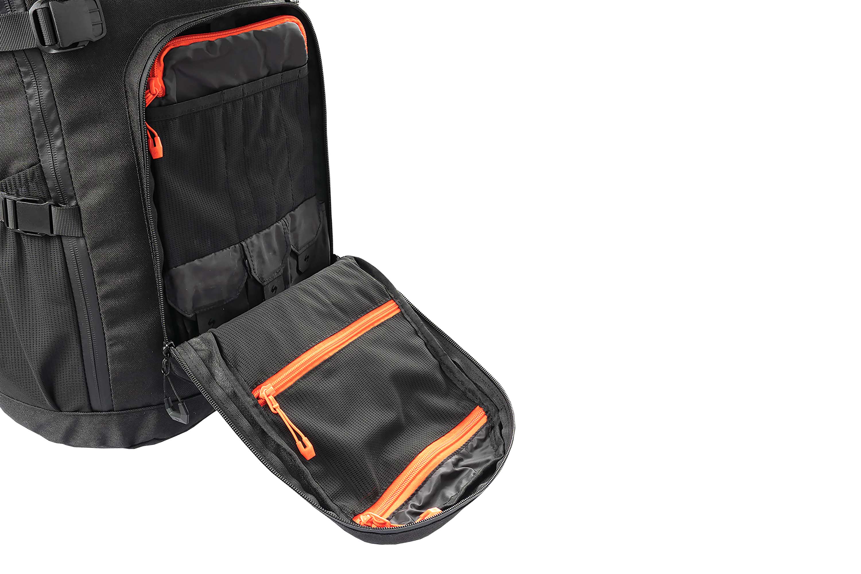Schwarzer taktischer Rucksack mit offenem Vorderfach mit orangefarbenen Reißverschlüssen und organisierten Netztaschen.