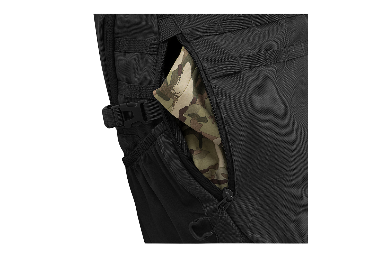 Nahaufnahme eines schwarzen taktischen Rucksacks mit einer Seitentasche mit Reißverschluss und einem sichtbaren Tarnmuster auf der Innenseite.