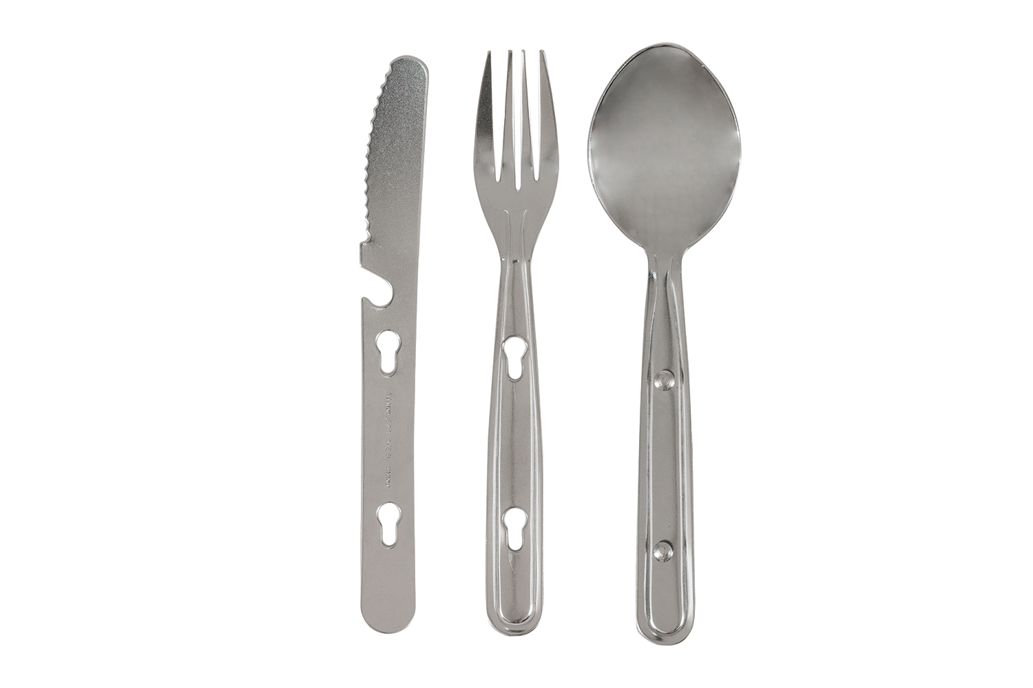 Ein Campingbesteckset aus Edelstahl mit einem gezackten Messer, einer Gabel und einem Löffel, isoliert auf weißem Hintergrund.