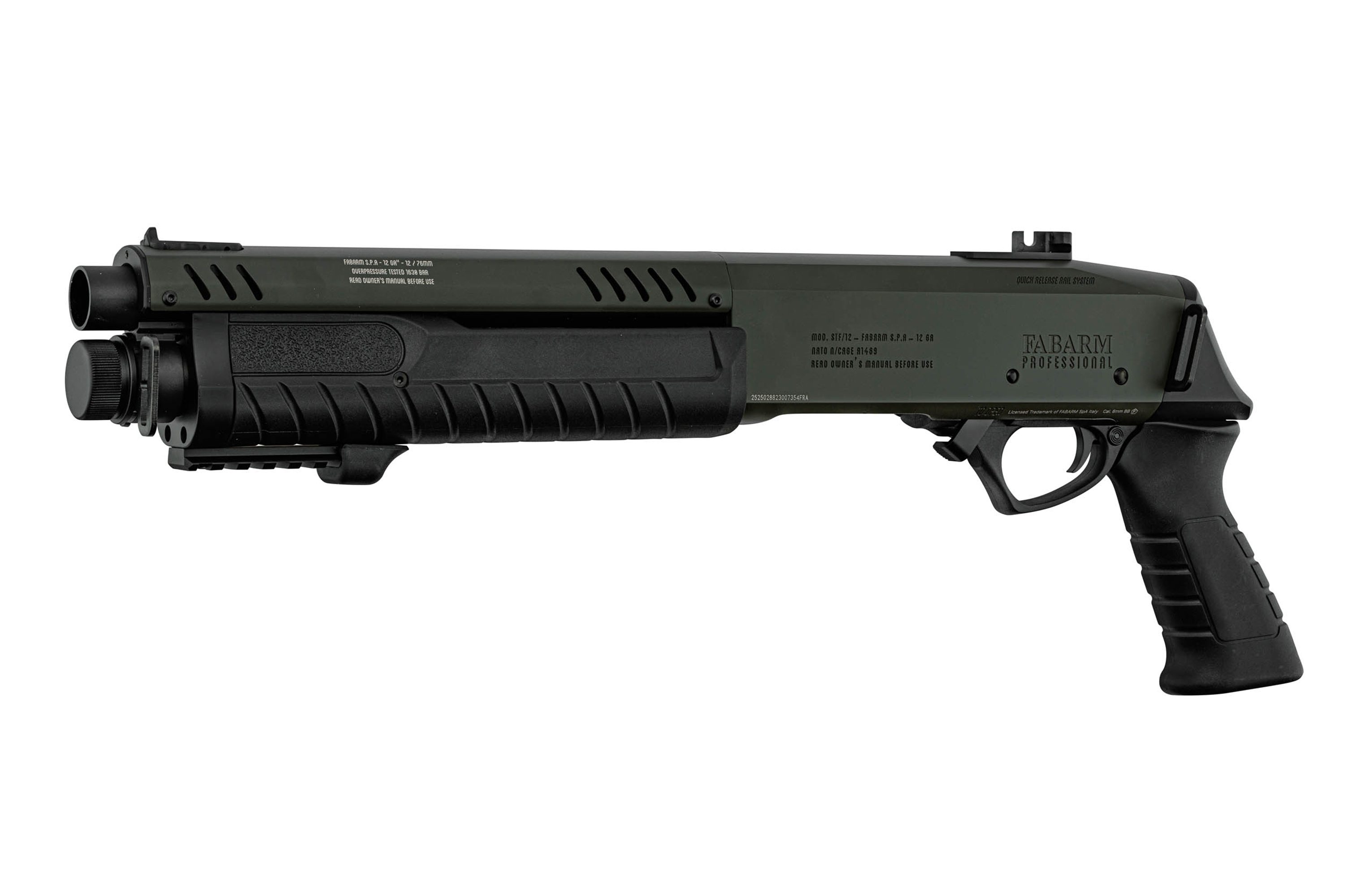 Professionelle Airsoft-Schrotflinte Fabarm STF 12 in Olivgrün mit schwarzem Pistolengriff und taktischer Schiene auf weißem Hintergrund.