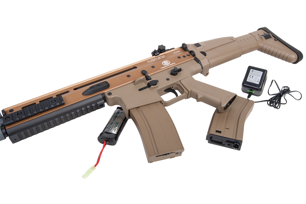 Tan FN Herstal SCAR-L Airsoft-Gewehr mit Magazin, Akku und Netzteil auf einem sauberen weißen Hintergrund, Studioaufnahme.