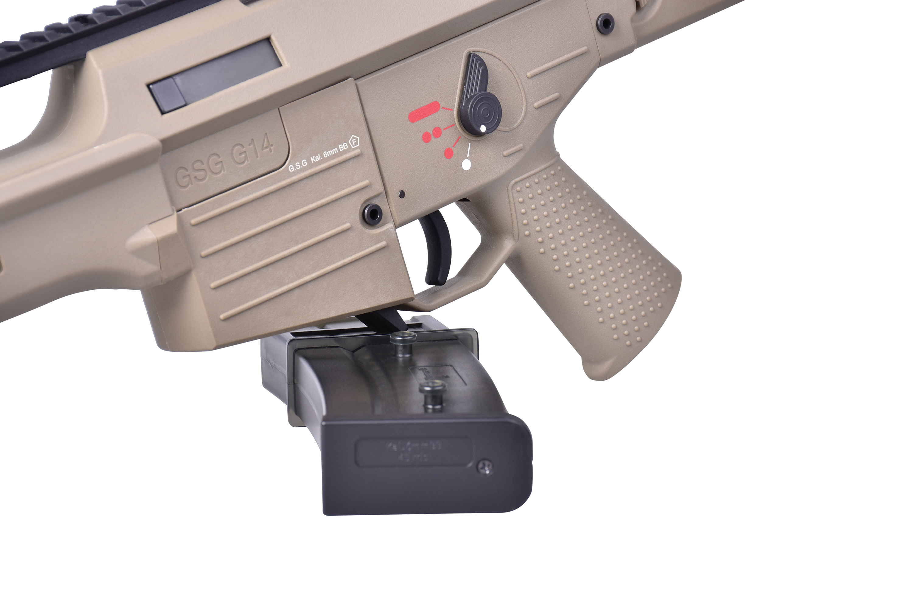 Hellbraunes Airsoft-Gewehr GSG G14 mit schwarzem Magazin, detailliertem Feuerwahlschalter und strukturiertem Pistolengriff.