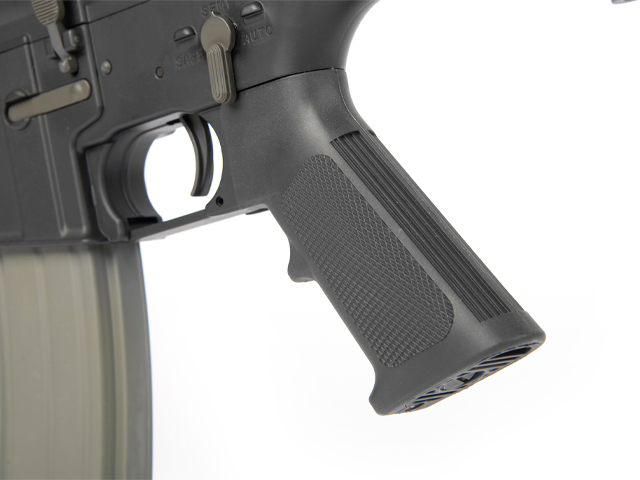 Pistolengriff aus schwarzem Polymer für Luftgewehre im AR-15-Stil mit strukturierter Oberfläche für verbesserte Handhabung und Kontrolle.