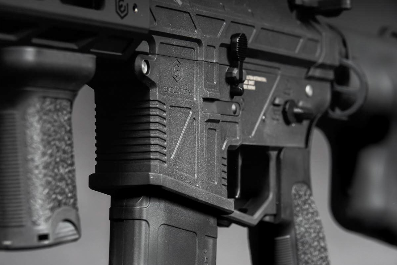 Nahaufnahme eines schwarzen Evolution-Luftgewehrgehäuses mit strukturiertem Griff, Magazinschacht und taktischen Designdetails.
