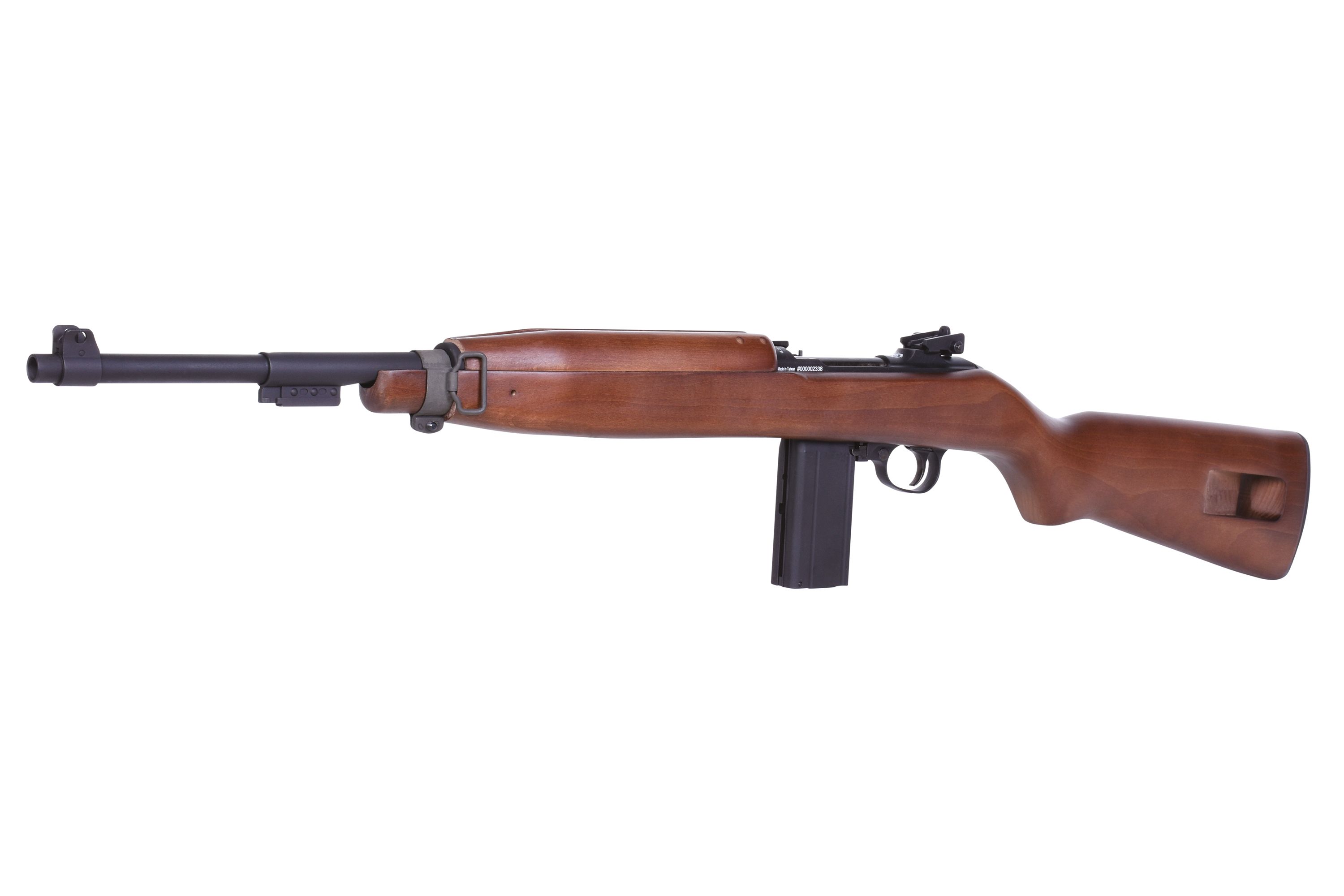 Klassisches M1-Karabiner-Luftgewehr mit realistischem Holzschaft, schwarzem Metalllauf und Magazin auf weißem Hintergrund.