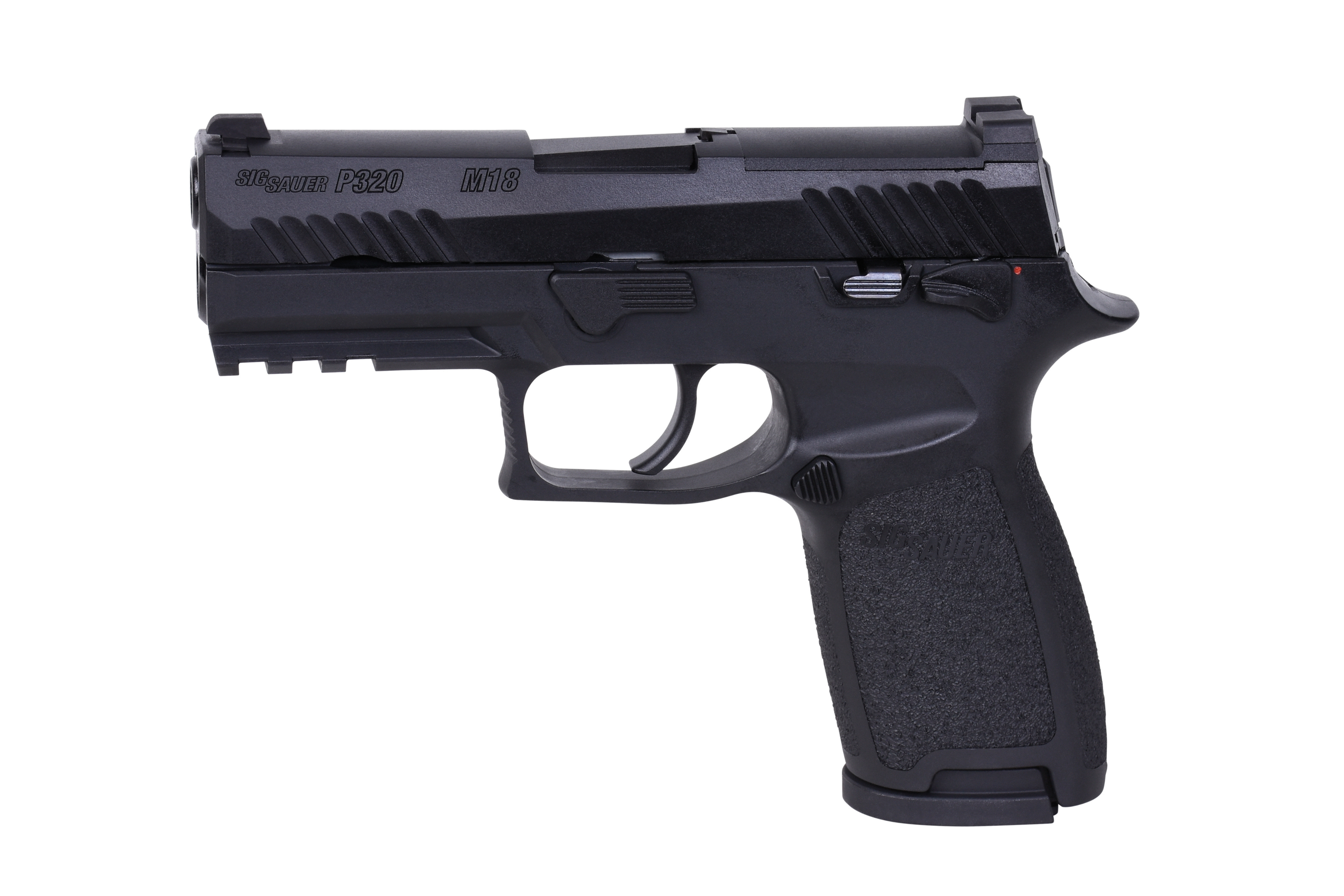 Schwarze Sig Sauer P320 M18 halbautomatische Luftpistole mit strukturiertem Griff und Zubehörschiene, isoliert auf weißem Hintergrund.
