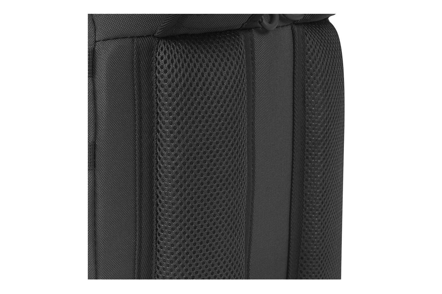 Nahaufnahme eines schwarzen taktischen Rucksacks mit atmungsaktiver Mesh-Polsterung auf der Rückseite für Komfort und Belüftung.