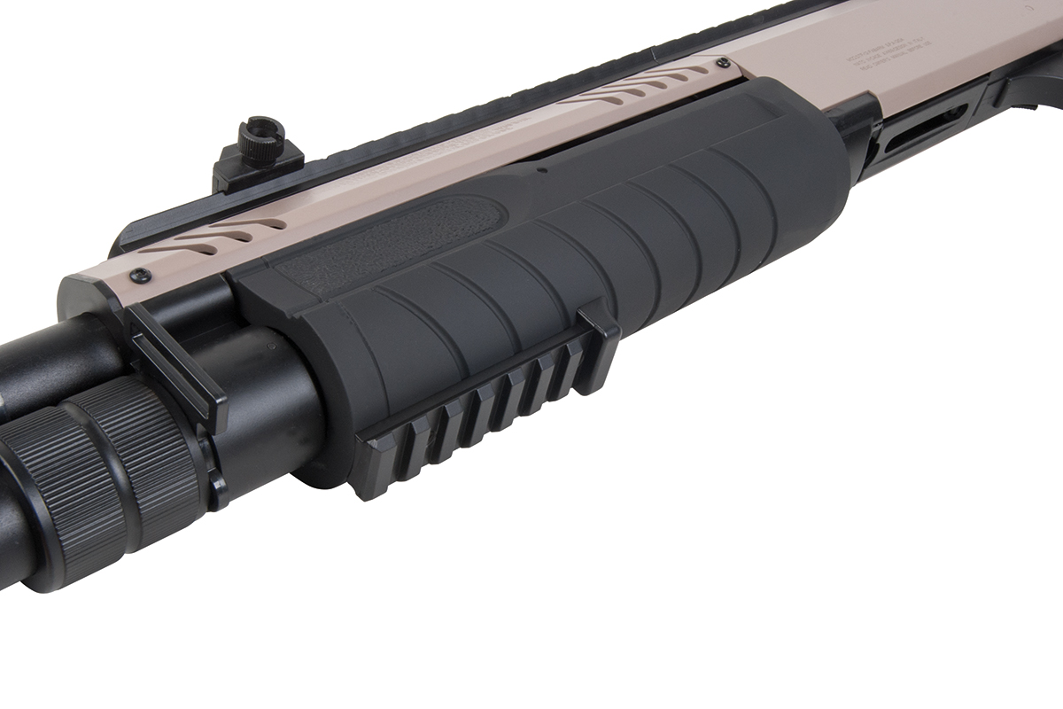 Nahaufnahme eines schwarz-braunen Luftgewehr-Vorderschafts mit strukturiertem Griff, integrierter Picatinny-Schiene und Metalllauf.